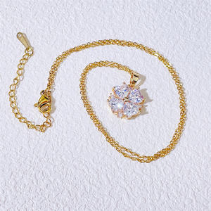 Collana con Ciondolo in Ottone Colorato all'Ingrosso, Alta Qualità, Zirconi Placcati Oro, Collana a Forma di Cuore e Quadrifoglio per Donne - Product Image 2