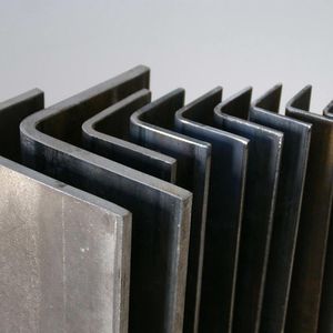 Barras de Acero Angulares Ligeras Ranuradas Iguales de 63*63*8mm Q235b Laminadas en Caliente de China, Astm A36 para Estanterías - Product Image 2