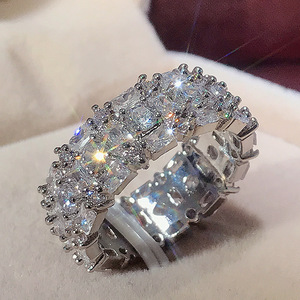 Bague de luxe à quatre griffes pavées pour hommes et femmes, bijou de doigt élégant et tendance - Product Image 1