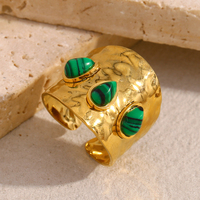 Dreamshow Bague Chevalière Martelée Malachite Bijoux en pierres précieuses étanches Bague en acier inoxydable plaqué or