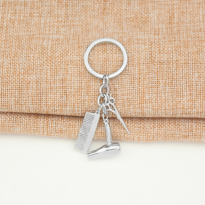 Porte-clés tendance avec pendentifs sèche-cheveux, peignes et <span class=keywords><strong>ciseaux</strong></span> – Outils <span class=keywords><strong>de</strong></span> coiffure pour styliste, cadeaux créatifs pour salon <span class=keywords><strong>de</strong></span> coiffure - Product Image 2