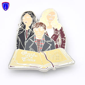 Insigne personnalisé <span class=keywords><strong>de</strong></span> haute qualité représentant une belle en robe jaune avec un chat blanc avec un apprêt sable en émail violet et un bord à motifs - Product Image 5