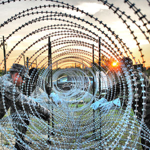 Alambre de púas tipo <span class=keywords><strong>concertina</strong></span> de 90 cm de diámetro y 30 cm de ancho - Product Image 2