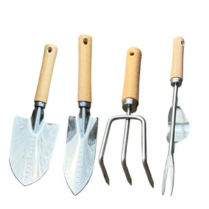 PINSHUN PS270 Ensemble d'outils de jardinage en acier inoxydable avec manche en bois : pelle, râteau à trois dents, désherbeur, ameublisseur de sol, outil de désherbage de plage - Product Image 1