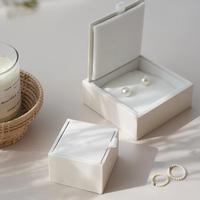 Boîte d'emballage de luxe carrée en papier pour bijoux avec impression bronzée, logo personnalisé pour bagues, colliers, boucles d'oreilles, badges, rangement de cadeaux