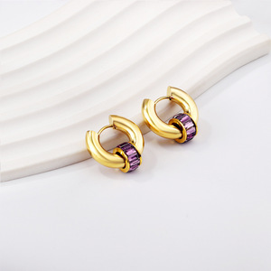 Pendientes Huggie Chapados en Oro con Cristales Redondos Engastados, Joyería de Estilo Geométrico para Uso Diario para Mujer - Product Image 3