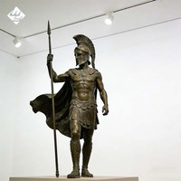 Sculpture en bronze d'un guerrier romain agenouillé, décorative pour galerie d'art, avec finition antique