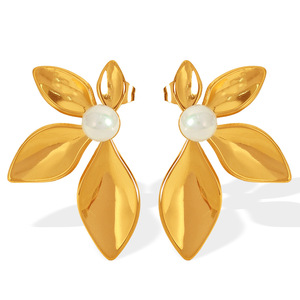 ต่างหูรูปดอกไม้ ชุบทอง 18K มุก โลหะผสมสังกะสี เครื่องประดับสำหรับงานปาร์ตี้ - Product Image 5