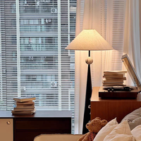 Lampe de sol vintage moderne simple et luxueuse pour salon, design artistique haut de gamme, taille moyenne, finition blanche/noire, garantie de 3 ans