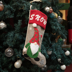 Chaussettes personnalisées brodées avec pompons, chaussettes tricotées adorables, décorations de fête, chaussettes de Père Noël pour enfants - Product Image 5