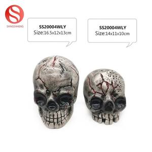 Ornement d'Halloween personnalisé, modèle de crâne en céramique avec les mains sur les yeux et la bouche - Product Image 5