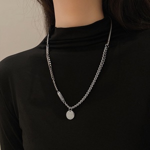 Collier tendance plaqué or avec pendentif lettre délicat en forme de disque - Product Image 4