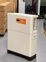 Système de stockage d'énergie tout-en-un vertical avec onduleur 5 kW et batterie lithium 5 kWh