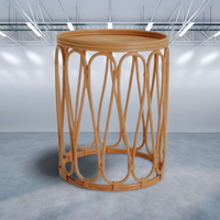 Table d'extérieur en rotin d'inspiration écologique avec structure solide et tressage respirant, idéale comme table d'appoint, centre de table ou accent d'entrée