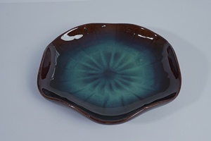 Assiette en porcelaine de style Japandi Agung Keramik, couleur bronze, forme irrégulière unique, hauteur 3cm/4.5cm, vente en gros - Product Image 6