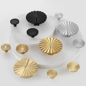 Hot Sale Vàng Đen Chrome Hướng Dương Nội Brass Half Moon Xử Lý Và Knobs Kéo Ngăn Kéo - Product Image 2