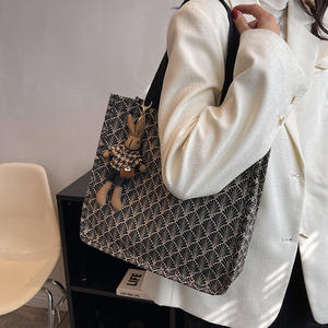 2025 nuevo bolso de mano con abalorio de conejo a cuadros diseño moderno práctico y hermoso - Product Image 3