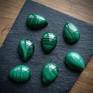 Malachite naturelle de haute qualité, cabochon en forme de poire 10x8 mm, pierre précieuse verte en vrac pour la fabrication de bijoux, bagues personnalisées, pendentifs - Product Image 3