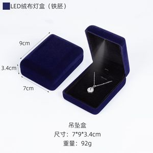 Boîte à pendentif en velours LED 7x9x3.4cm avec lumière pour l'affichage de bijoux - Product Image 1