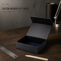 Boîte cadeau noire à rabat magnétique avec logo personnalisé, impression sur le couvercle intérieur et grille géométrique blanche pour la conception d'emballages cadeaux