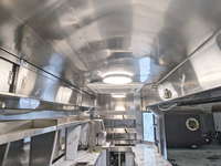 Remorque alimentaire mobile commerciale entièrement équipée pour la vente de poisson et frites, poulet et snacks en plein air, idéale pour les marchés de rue britanniques