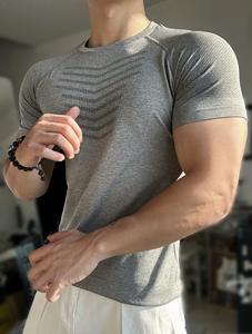 65%Nylon 35%Spandex Jacquard Material Quick Dry Muscle Fitting Sports <strong>Clothing</strong> Men's Gym Seamless T Shirt - Product Image 2