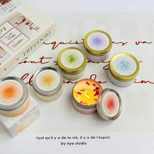 Bougie parfumée, cadeau pour femme, bougie à la cire de soja, aromathérapie naturelle avec fleurs séchées dans des boîtes réutilisables, cadeau relaxant pour un anniversaire - Product Image 2