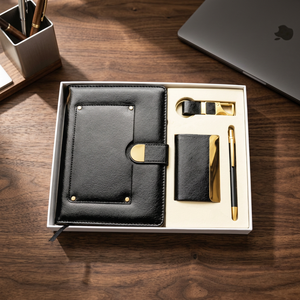 Ensemble cadeau d'affaires en cuir PU noir avec carnet, stylo, porte-cartes et porte-clés en métal - Product Image 2