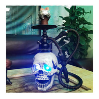 Chicha en résine en forme de crâne avec fumée qui sort de la bouche, design unique pour table