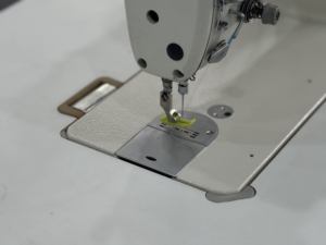 จักรเย็บผ้ามือสองความเร็วสูง A4E แบบล็อคสติทช์ คอมพิวเตอร์ควบคุม  แบบเตียงราบ ตัดด้ายอัตโนมัติ ระบบขับเคลื่อนโดยตรง โครงสร้างโลหะ สำหรับงานตัดเย็บเสื้อผ้า - Product Image 5