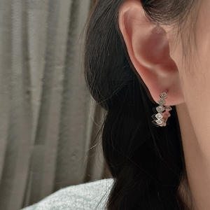 Boucles d'oreilles Wenchi en argent pur S925 avec zircon géométrique, design simple et élégant, style français, design de niche, luxe léger, cristal vintage - Product Image 2