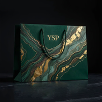 Sac en papier vert émeraude de luxe personnalisé avec texture marbrée dorée fluide pour parfums et cosmétiques haut de gamme