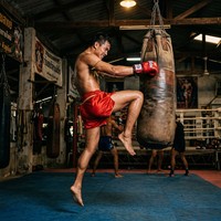 Shorts de Muay Thai personnalisés avec fente latérale haute, ceinture à nouer, en polyester satiné et nylon 170g, séchage rapide, motif cœur 3D, pour hommes, Kickboxing, OEM