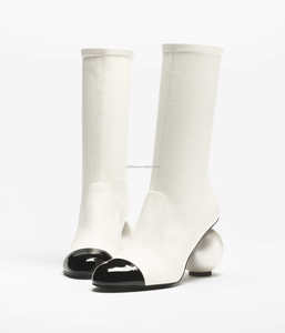 Bottes à talons mi-mollet pour femme, style luxe de podium, oversize, en cuir d'agneau extensible et cuir de veau verni, avec perles blanches - Product Image 1