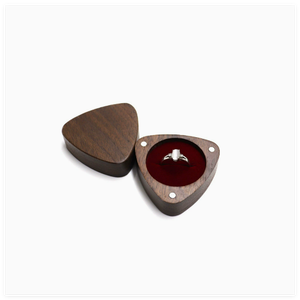 Scatola Porta Gioielli Triangolare in Legno di Noce Nero Resistente - Contenitore per Anelli di Fidanzamento - Product Image 2