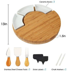 Plato redondo de bambú para queso con inserciones de cerámica y utensilios para servir queso y frutas. - Product Image 5