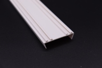 Fabricant Profilé en PVC blanc en forme de U avec trou de traitement Fente pour carte de support carrée en plastique PVC