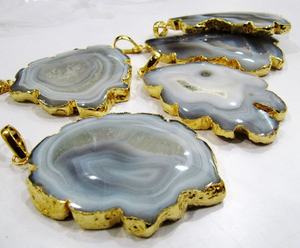 Pendentif en argent sterling gris naturel avec tranche de géode de quartz solaire, forme poire, taille 40x60mm 50x70mm, bords électroplaqués or 24 carats - Product Image 1