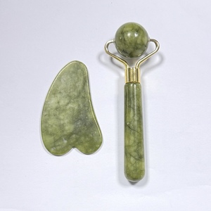 Rouleau facial en jade Xiuyan vert clair de haute qualité, anti-gonflement, et ensemble guasha pour le visage - Product Image 1