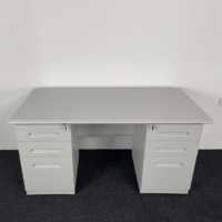 Bureau moderne en acier inoxydable avec tiroirs et armoires, pieds réglables pour usage domestique et commercial, couleurs personnalisables