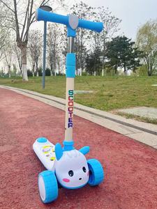 Trottinette pour enfants avec lumières LED, design fusée pliable, pour les enfants de 3 à 6 ans, pour une utilisation en extérieur - Product Image 4