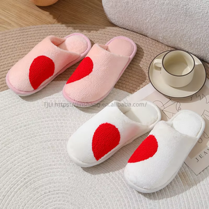 Pantoufles d'intérieur chaudes et plates pour femmes, motif cœur, pour la Saint-Valentin, vente en gros, mignonnes pantoufles en forme de cœur pour l'hiver - Product Image 2