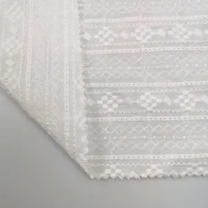 Factory Custom ized Luxus 100% Baumwolle 130gsm Leichte weiche weiße vertikale Streifen Stickerei Spitzens toff für Damen Rock Kleid