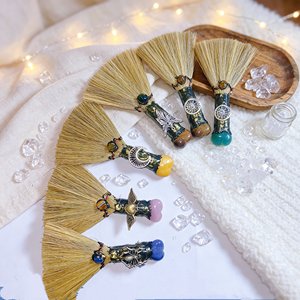 <span class=keywords><strong>Scopa</strong></span> <span class=keywords><strong>da</strong></span> <span class=keywords><strong>Strega</strong></span> in Cristallo Naturale a Forma di Cuore per Altare Wiccan, Rituale di Purificazione, Decorazione e Regalo - Product Image 1