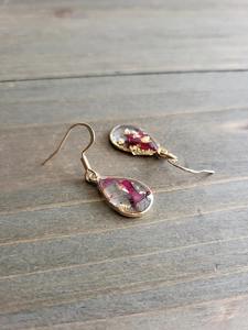 Boucles d'oreilles en résine fabriquées en Inde, bijoux fantaisie pour un usage quotidien, cadeau pour femmes et filles, disponibles à la vente. - Product Image 5