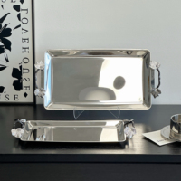 Vente en gros d'usine, plateaux de service décoratifs en acier inoxydable miroir de luxe, écologiques, personnalisés, avec poignées métalliques