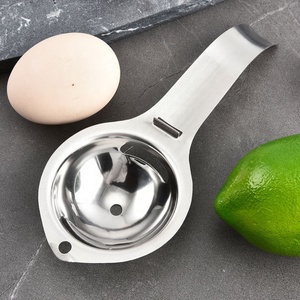 Séparateur manuel de jaunes et blancs d'œufs en acier inoxydable avec design à 3 trous pour la pâtisserie domestique et le fouettage des œufs - Product Image 1