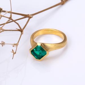 Anillo de Oro Blanco de 18K MSR-1217 con Esmeralda Cultivada en Laboratorio de 8*10, Joyería Personalizada - Product Image 2