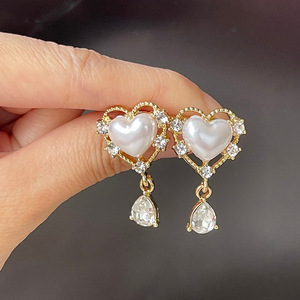 Orecchini a Perno Vintage a Forma di Cuore con Perla, Gioielli Eleganti e alla Moda per Donne - Product Image 2