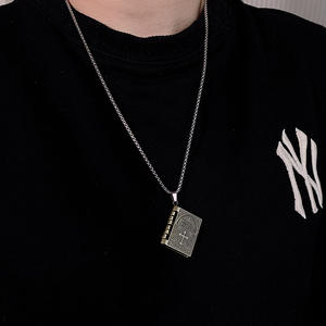 Rolo quadrato Vintage preghiera religiosa Christian sacro libro della bibbia uomini croce collana ciondolo della Bibbia - Product Image 3